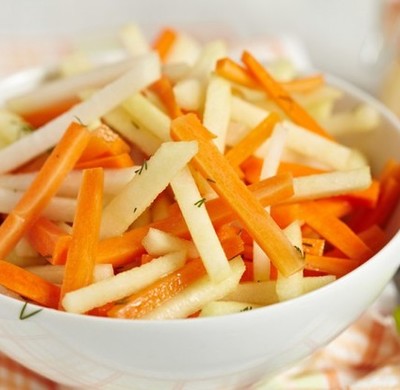 Салат из моркови (100 г), яблока (100 г) и сыра (30 г)