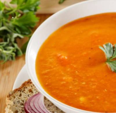 Чечевичный суп-пюре с  морковью (260 г) и салат  (200 г)