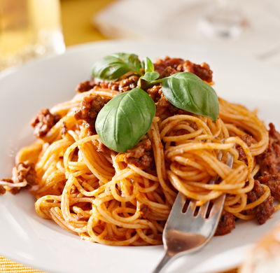 Спагетти-болоньезе (200 г)  и овощной салат (150 г)
