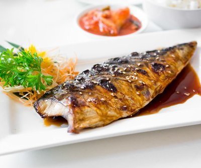 Скумбрия или другая рыба (150 г) и киноа (50 г) с овощами (150г)