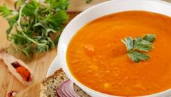 Чечевичный суп-пюре с  морковью (260 г) и салат  (200 г)