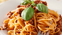 Спагетти-болоньезе (200 г)  и овощной салат (150 г)