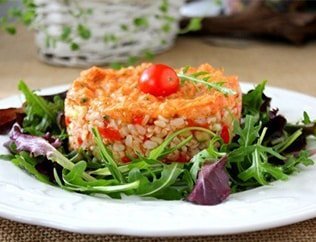 Салат с бурым рисом и томатной сальсой-соусом